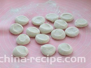 脆底猪肉洋葱锅贴,案板撒面粉防粘，取出饧好的面团揉匀后切割成面剂子，要比饺子的稍微大一点，用手掌按扁