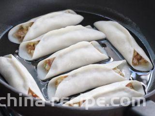脆底猪肉洋葱锅贴,锅中刷一层花生油，将包好的锅贴依次排放锅中