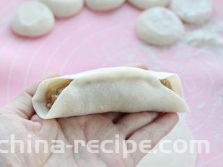 脆底猪肉洋葱锅贴,取一张饼皮放上适量馅料，然后将饼皮中间对折捏严即可