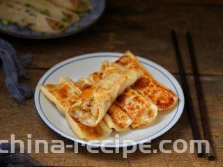 脆底猪肉洋葱锅贴,外皮酥脆、喷香诱人的猪肉洋葱锅贴就做好了，和米粥搭配就是美美的一顿早餐！