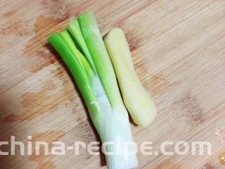 薯片鸡翅,准备好葱姜。