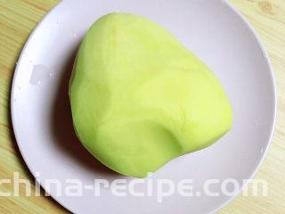 薯片鸡翅,准备好土豆一个，削皮待用。