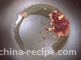 薯片鸡翅,锅中倒入油，放入红糖，慢慢融化。