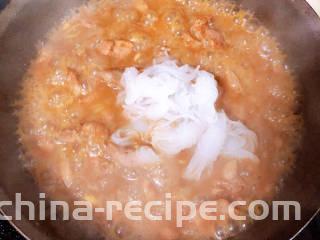 魔芋烧鸡,放入魔芋丝继续炖煮5分钟。