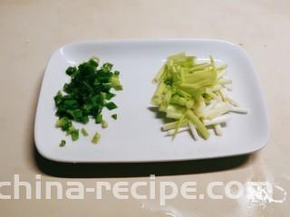 蚵仔煎,香葱一部分切小段 另一部分切小圈