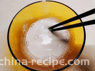 蚵仔煎,红薯淀粉 加入清水形成浓稠的水淀粉备用