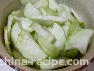 花蛤丝瓜汤,丝瓜切片