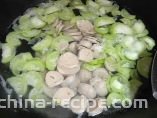 花蛤丝瓜汤,再放入肉丸子