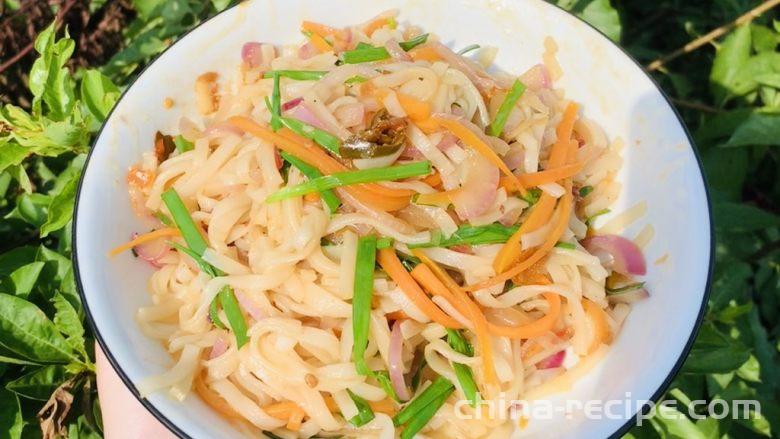 The method of stir frying rice flour with three strands