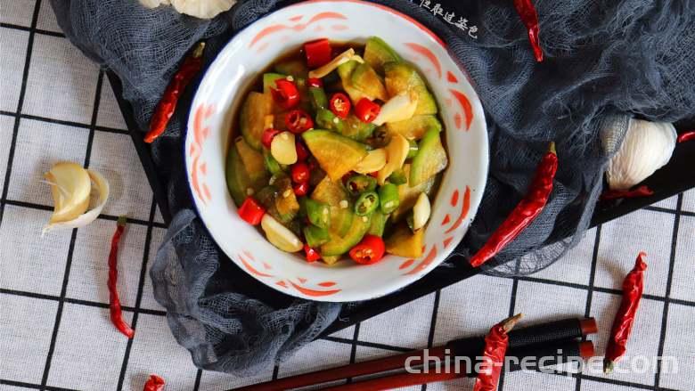 The method of making sour and spicy radish slices