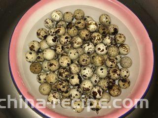 秘制茶香鹌鹑蛋,把鹌鹑蛋放入温水中，清洗干净