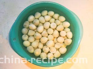 秘制茶香鹌鹑蛋,洗去蛋皮屑