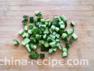牛排意面,黄瓜切成丁。