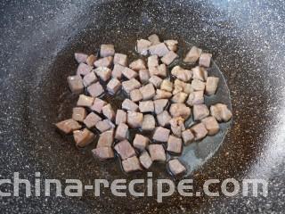牛排意面,大火炒熟，盛出备用。