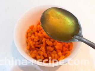 南瓜鸡蛋羹,把焯好的南瓜丁捞出来，沥干水份，加入2勺椴树蜜
