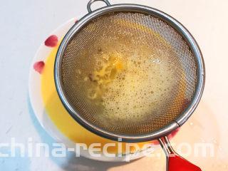 南瓜鸡蛋羹,把鸡蛋液过滤到汤盘里