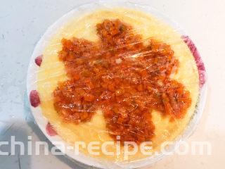 南瓜鸡蛋羹,盖上保鲜膜
