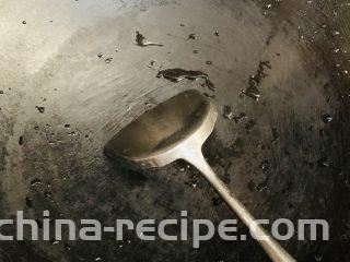三丝炒河粉,锅洗净。