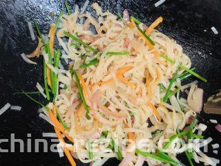 三丝炒河粉,翻炒均匀即可出锅。