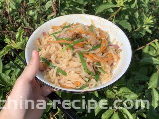 三丝炒河粉,搅拌均匀。