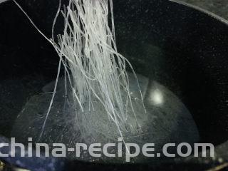 卷心菜炒粉丝,粉丝放开水里烫软；