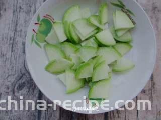 酸辣萝卜片,把萝卜片放入大盆中，加1小勺盐