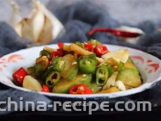 酸辣萝卜片,盖上保鲜膜，放冰箱冷藏1小时即可