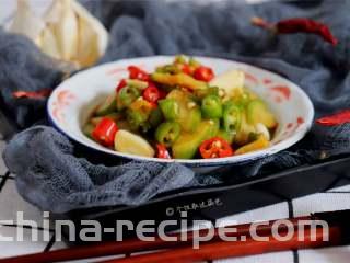 酸辣萝卜片,吃饭的时候拿出来几片，很开胃啊！