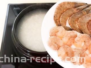 鲜虾砂锅粥,加入腌制入味的大虾和虾仁