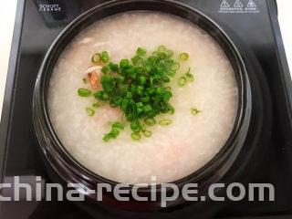 鲜虾砂锅粥,加入香葱末调匀即可