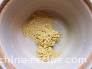 鸡蛋小米粥,将小米淘洗干净放入砂锅。