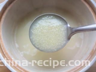 鸡蛋小米粥,20分钟以后小米已经开花熟了。