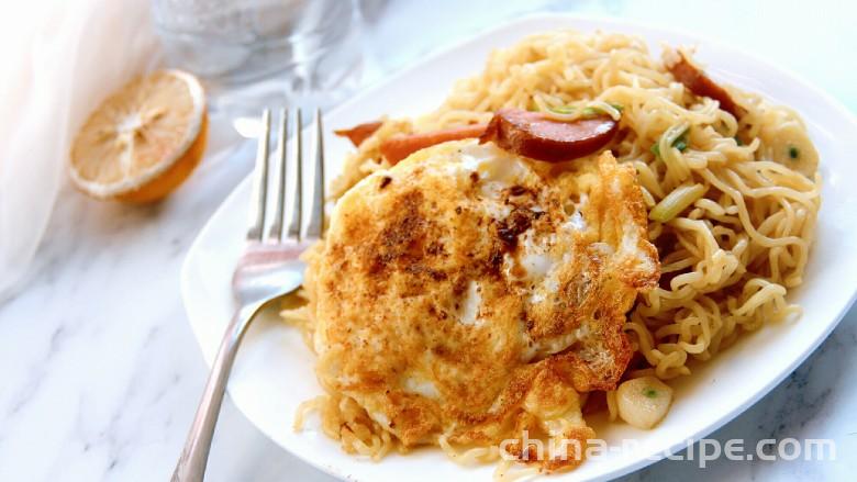The method of frying fried eggs and instant noodles