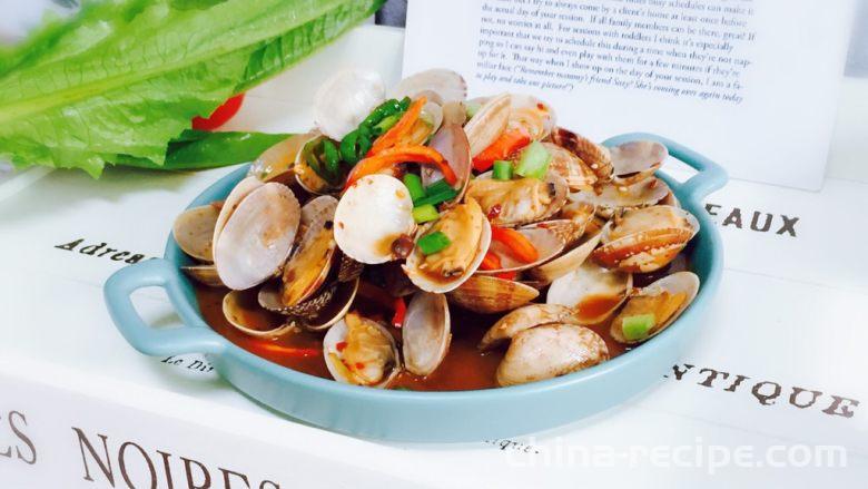 The method of stir frying spicy clams