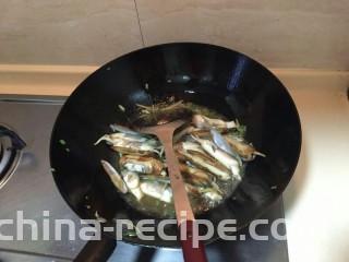 海鲜蛏子面,倒油，中火。放入小葱，再倒入蛏子翻炒2分钟