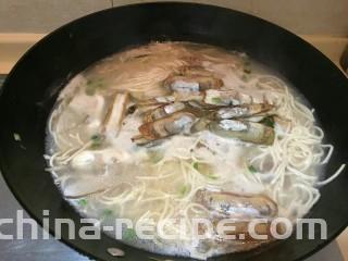 海鲜蛏子面,蛏子面就完成啦。