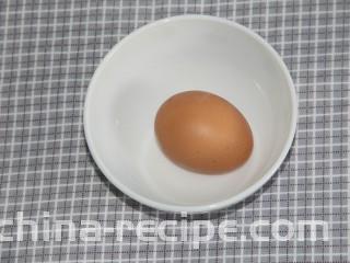 煎蛋炒方便面,准备一个鸡蛋