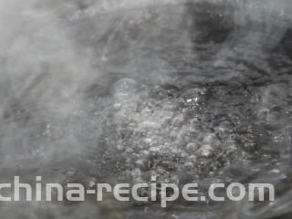 煎蛋炒方便面,烧开水