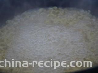 煎蛋炒方便面,大概3，5分钟