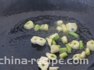 煎蛋炒方便面,锅里放点油，把葱和蒜爆香