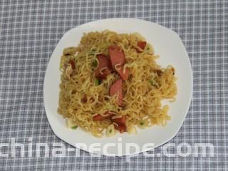 煎蛋炒方便面,炒完装盘