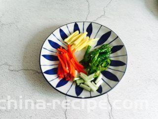 爆炒香辣花蛤,姜去皮洗净切丝，青椒切丝，红椒切丝，葱白切小段备用
