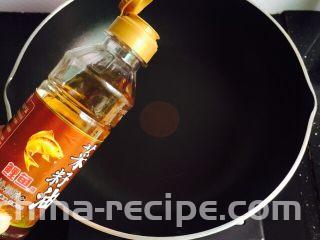 爆炒香辣花蛤,锅中加入菜籽油加热至微微冒烟