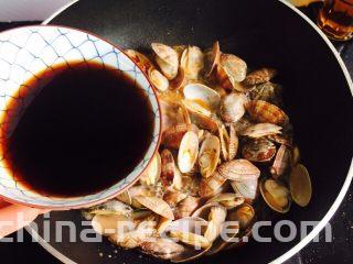 爆炒香辣花蛤,倒入调料汁翻炒均匀