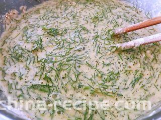 茴香苗鸡蛋饼,加入五香粉和盐，缓缓的倒入水，一面倒一面搅，不要一次性倒太多了，以防面糊太稀，故意做成厚点的面饼，所以放的水少一点，如果想要面饼薄一点，水稍微多一点点。这儿盐不要放多了，因为茴香苗是有名的高钠蔬菜，会有一股淡淡的咸味儿，如果像做普通鸡蛋饼一样加盐的话，盐就会超标，钠的摄入量就会大大的增加，所以放盐的时候一定要注意少量。