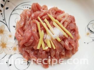 小白菜肉丝面,一起放入盘子里，加入盐搅拌均匀。