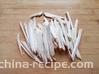 小白菜肉丝面,杏鲍菇洗干净切成丝。
