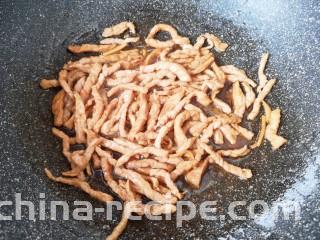 小白菜肉丝面,锅内倒适量的食用油烧热，下入腌好的肉丝翻炒至变色。