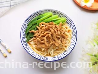 小白菜肉丝面,摆上小白菜，浇上杏鲍菇肉丝汤。