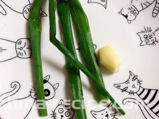 干贝海鲜粥,准备好小葱、姜，切好待用。